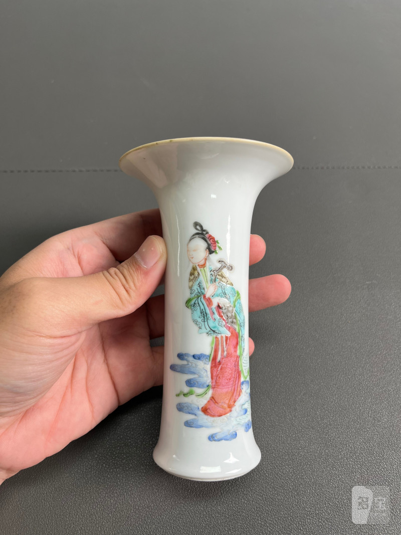 清道光  粉彩仕女图小花觚 - 图3